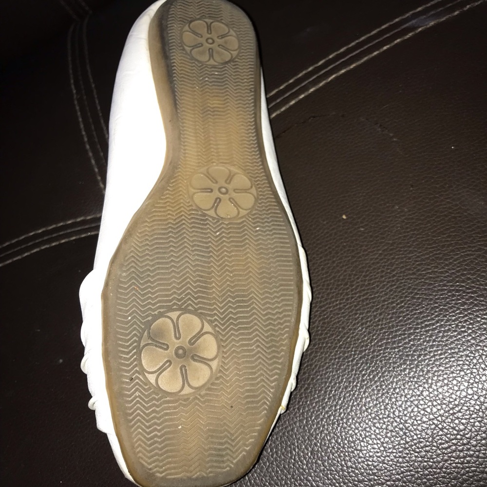 WHITE FLATS - Picture 7 of 7